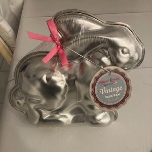 Nordic wear vintage cake pan. Brand new in the wrapper.